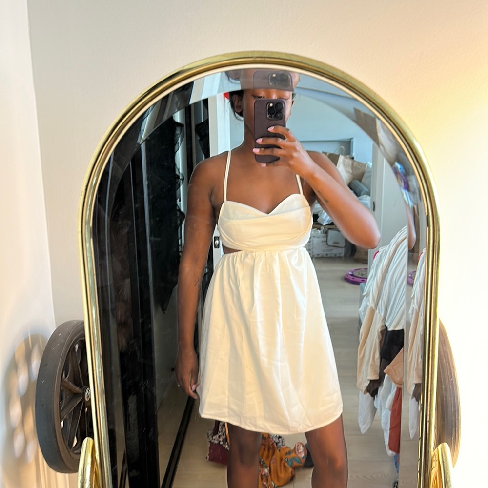 WHITE BACK-OUT DRESS - Picture 4 of 5